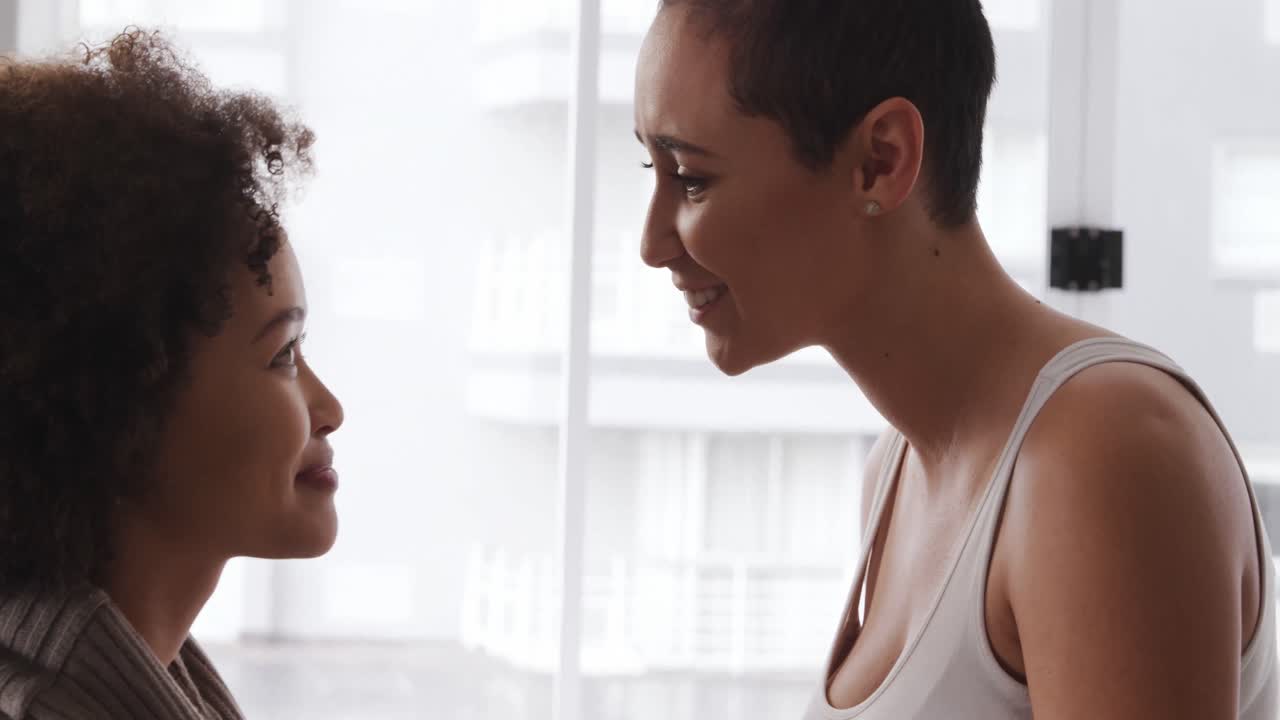 una pareja de lesbianas besándose.