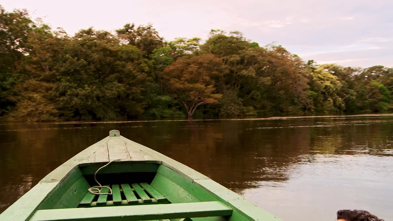 la proa de un barco mientras te transportan en el parque nacional anavilhanas en el río negro de la selva amazónica de brasil