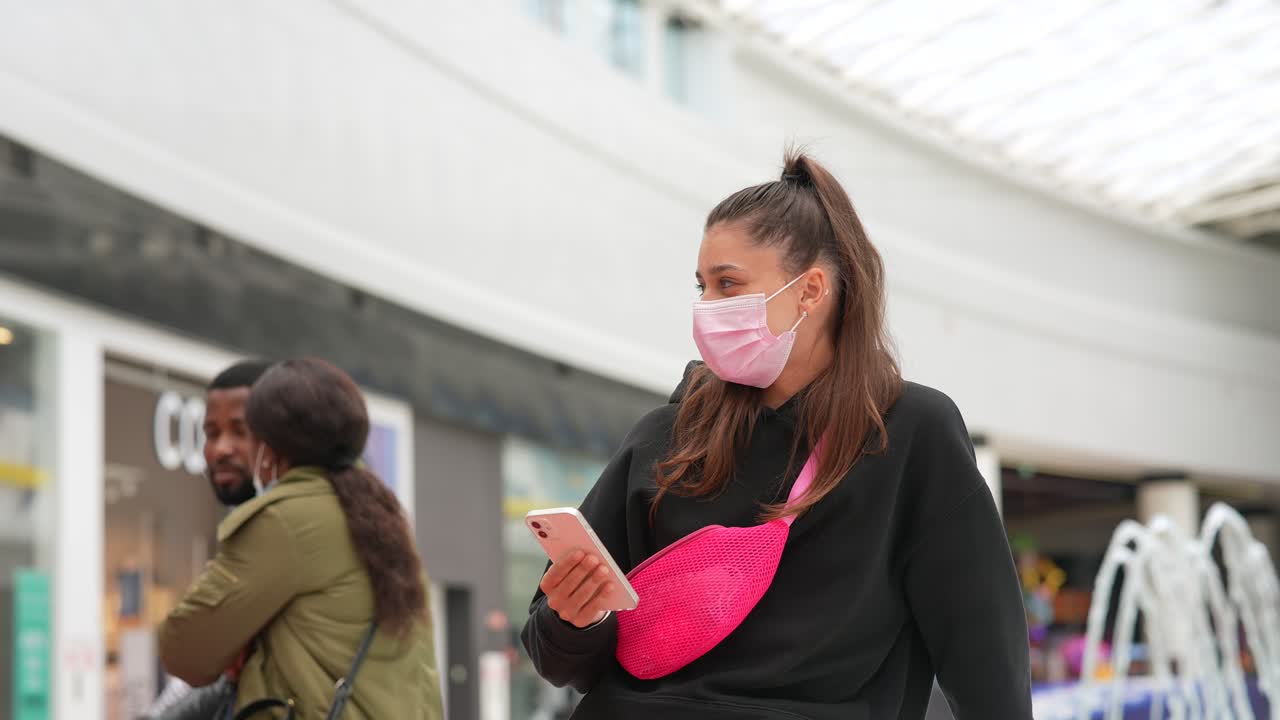 쇼핑몰에서 마스크를 입은 여자