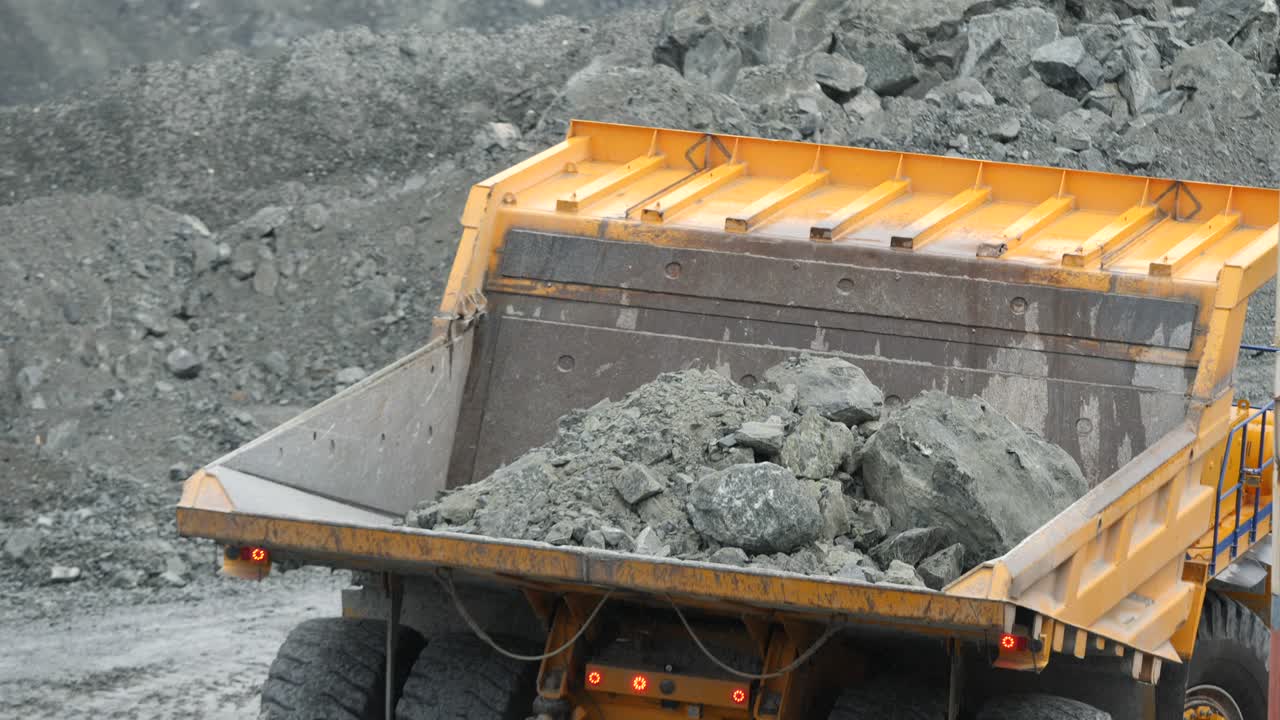Camion minerario carico di rocce in una miniera a cielo aperto