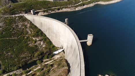 Vista-Aérea-De-Una-Presa-De-La-Estación-Eléctrica