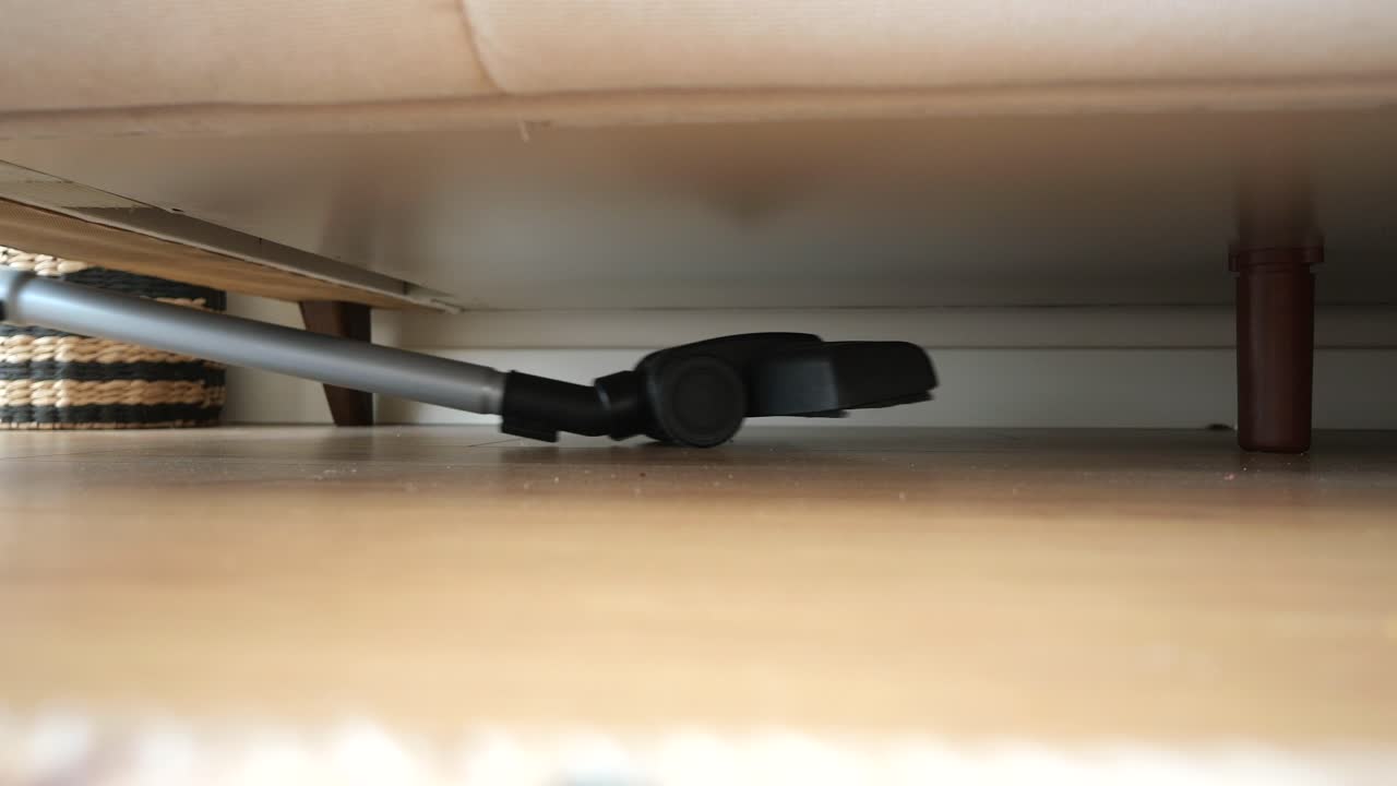 소파  에 있는 진공청소기 의 근접