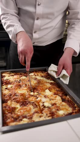 chef cortando un plato horneado