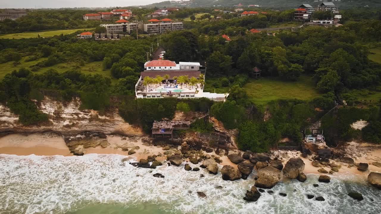 hermosa playa de bingin con casas de acantilados exóticos y hotel ubicado en bali, indonesia