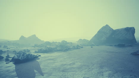 Paisaje-De-Montaña-Neblinoso-Con-Cornisa-De-Nieve-Sobre-Abismo-Dentro-De-La-Nube