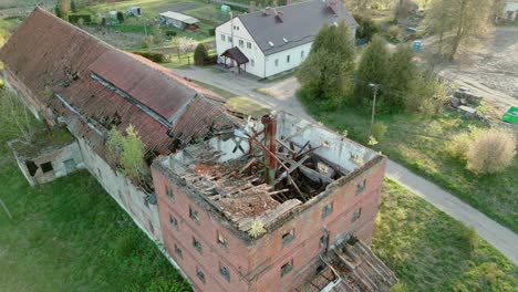 Ein-Heruntergekommenes-Nebengebäude-Mit-Eingestürztem-Turm