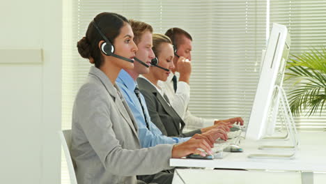 Equipo-De-Negocios-Trabajando-En-Call-Center-