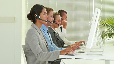 equipo de negocios trabajando en el centro de llamadas
