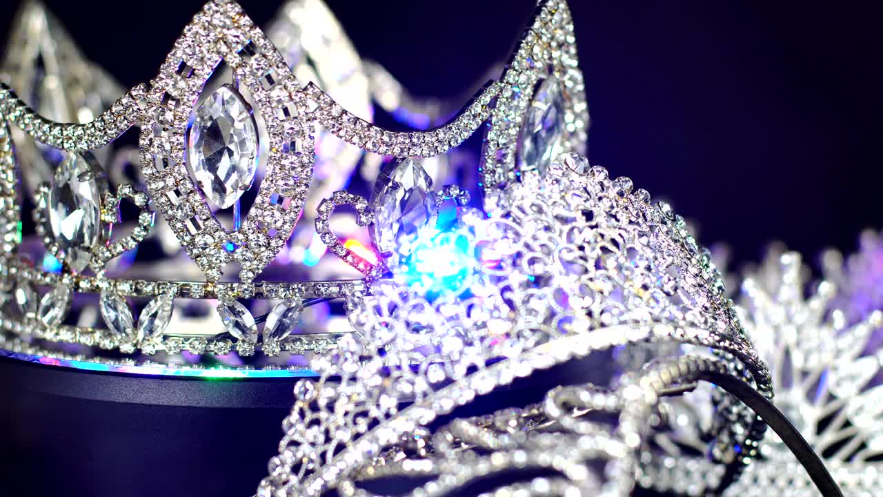 la corona de diamantes y plata del concurso de belleza