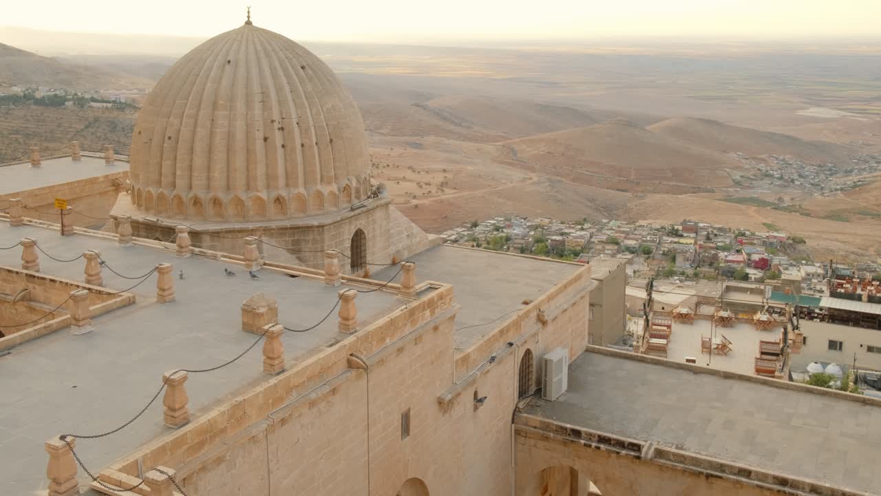 zinciriye medresesi o sultan isa madrasa en mardin, en el este de anatolia, turquía.