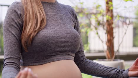 mujer embarazada relajándose en el jardín