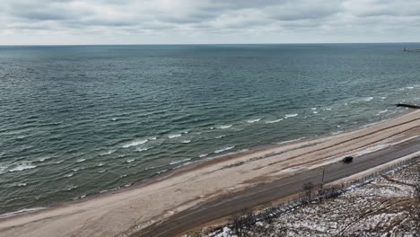 Girando-Sobre-Las-Aguas-Tormentosas-Del-Lago-Michigan,-Invierno-De-2023