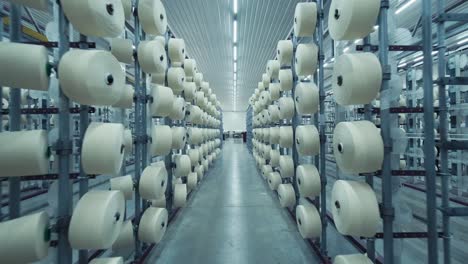 industria textil - hilo de hilo que se ejecuta en la máquina