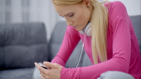 Mujer-Seria-Leyendo-En-Su-Teléfono-Móvil