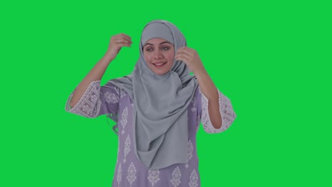 Mujer-Musulmana-Feliz-Con-Pantalla-Verde-Hijab