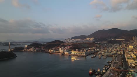 Luftaufnahme-Des-Hafens-Und-Der-Stadt-Yeosu-In-Südkorea