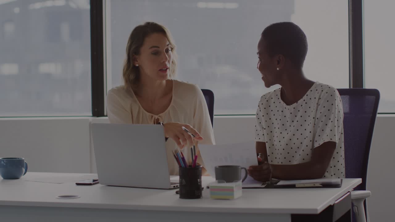 Animazione dell'elaborazione dati su diverse figure professionali in ufficio