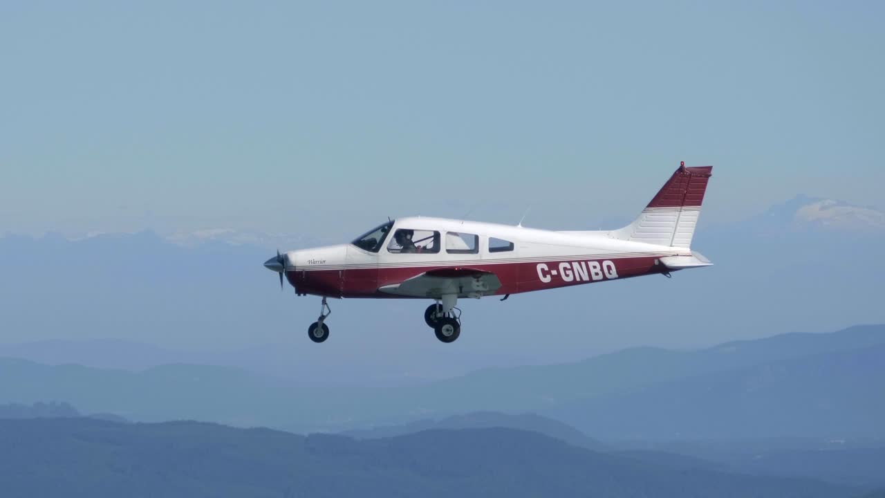 측면 뷰 프로펠러 항공기 비행, 텍스트 및 벡터 복사 공간