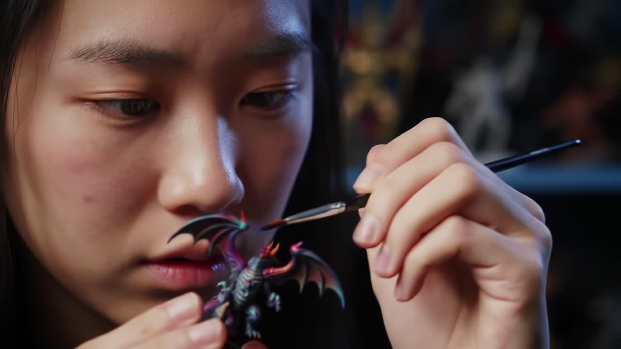 Una giovane artista dipinge meticolosamente una dettagliata miniatura di un drago, mettendo in mostra la sua creatività e abilità in questa accattivante sequenza di fotogrammi video