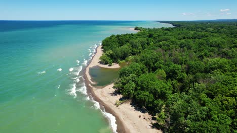 Espectaculares-Imágenes-De-Video-De-Drones-Aéreos-Del-Hermoso-Lago-Erie-Durante-El-Verano-En-Un-Día-Soleado