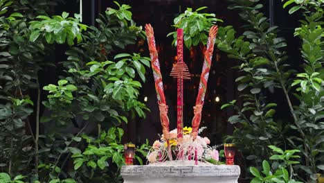 un altar ceremonial con velas y palos de incienso