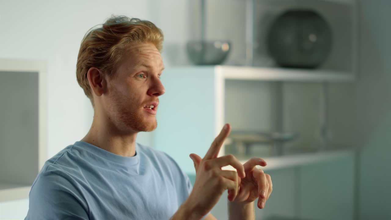 자신감 있는 ceo 온라인으로 집에서 클로즈업. 진저 매니저 대화 클라이언트