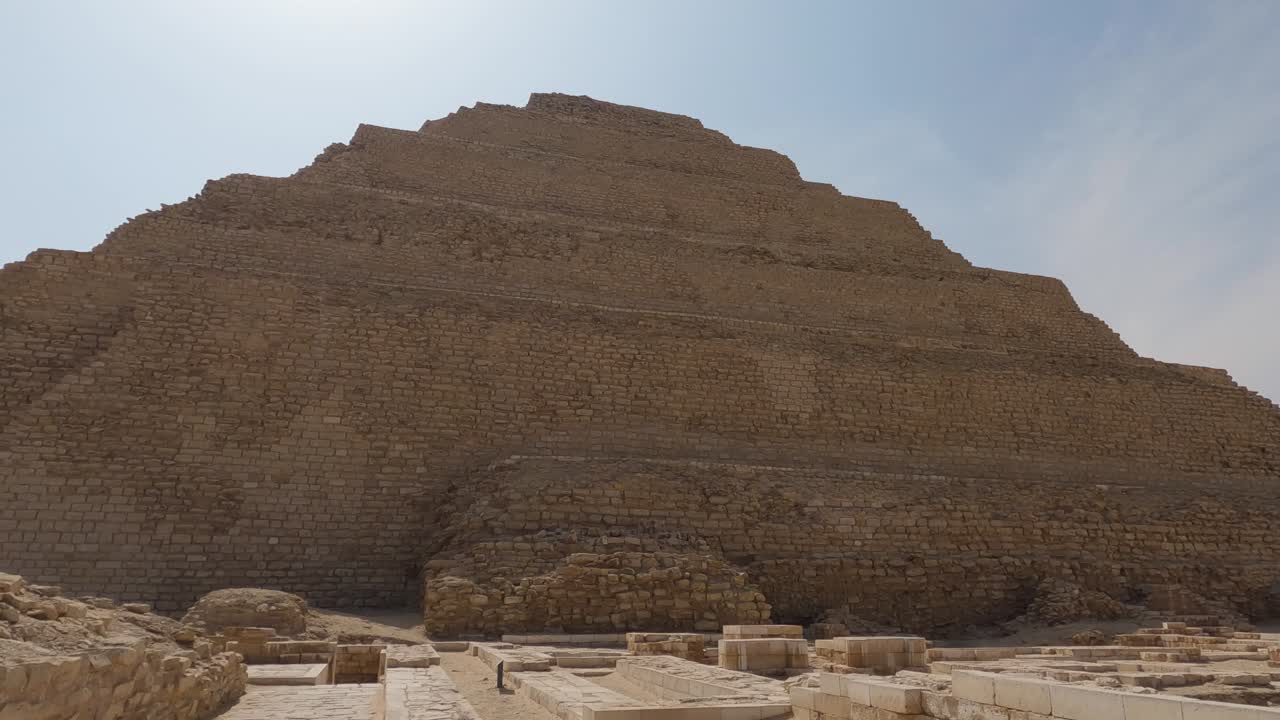 vista manual frente a la necrópolis de saqqara, en el soleado cairo, egipto, áfrica