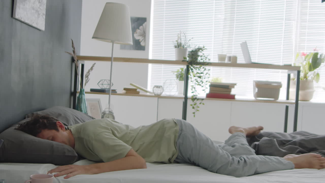 침대에서 자고있는 남자