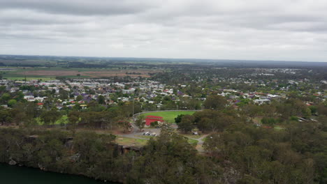 Drone-Aéreo-Disparado-Alrededor-De-Nowra-En-Un-Día-Tormentoso-Que-Revela-El-Río-Shoalhaven,-Costa-Sur-De-Nueva-Gales-Del-Sur,-Australia