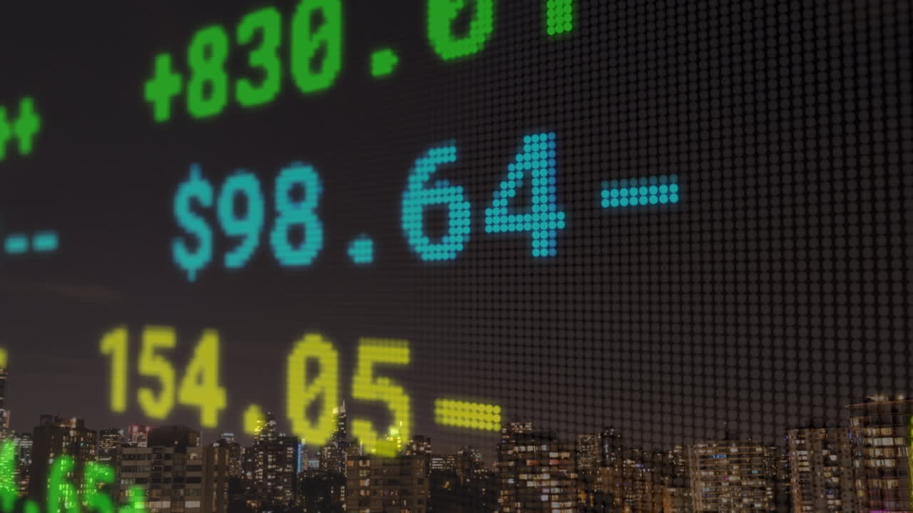 imagen compuesta del procesamiento de datos del mercado de valores contra el paisaje urbano por la noche