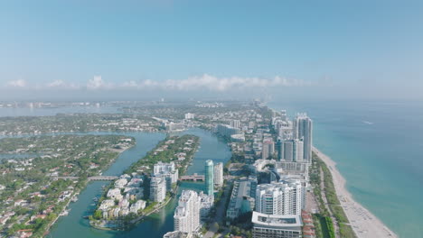 Casas-De-Apartamentos-De-Gran-Altura-A-Lo-Largo-De-La-Costa-Del-Mar-Y-Vecindario-Urbano-En-Islas-En-Creek-Y-Bay.-Miami,-Estados-Unidos