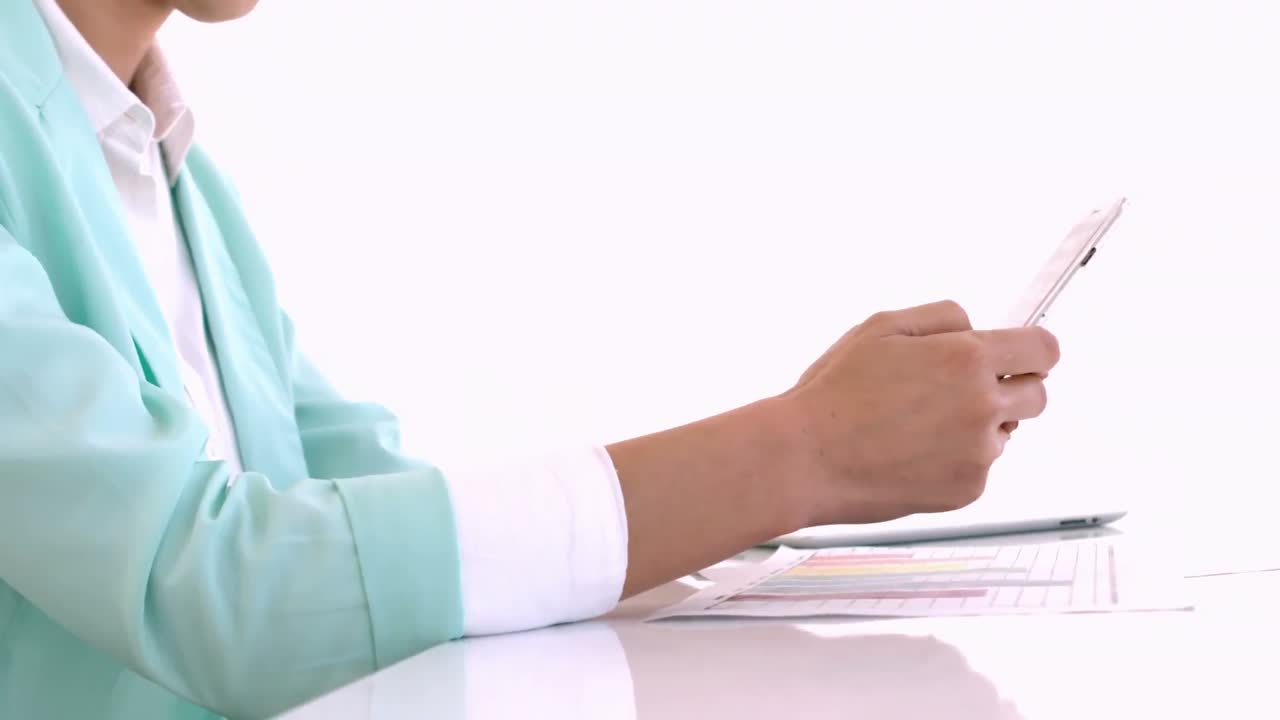 mujer de negocios usando su teléfono inteligente