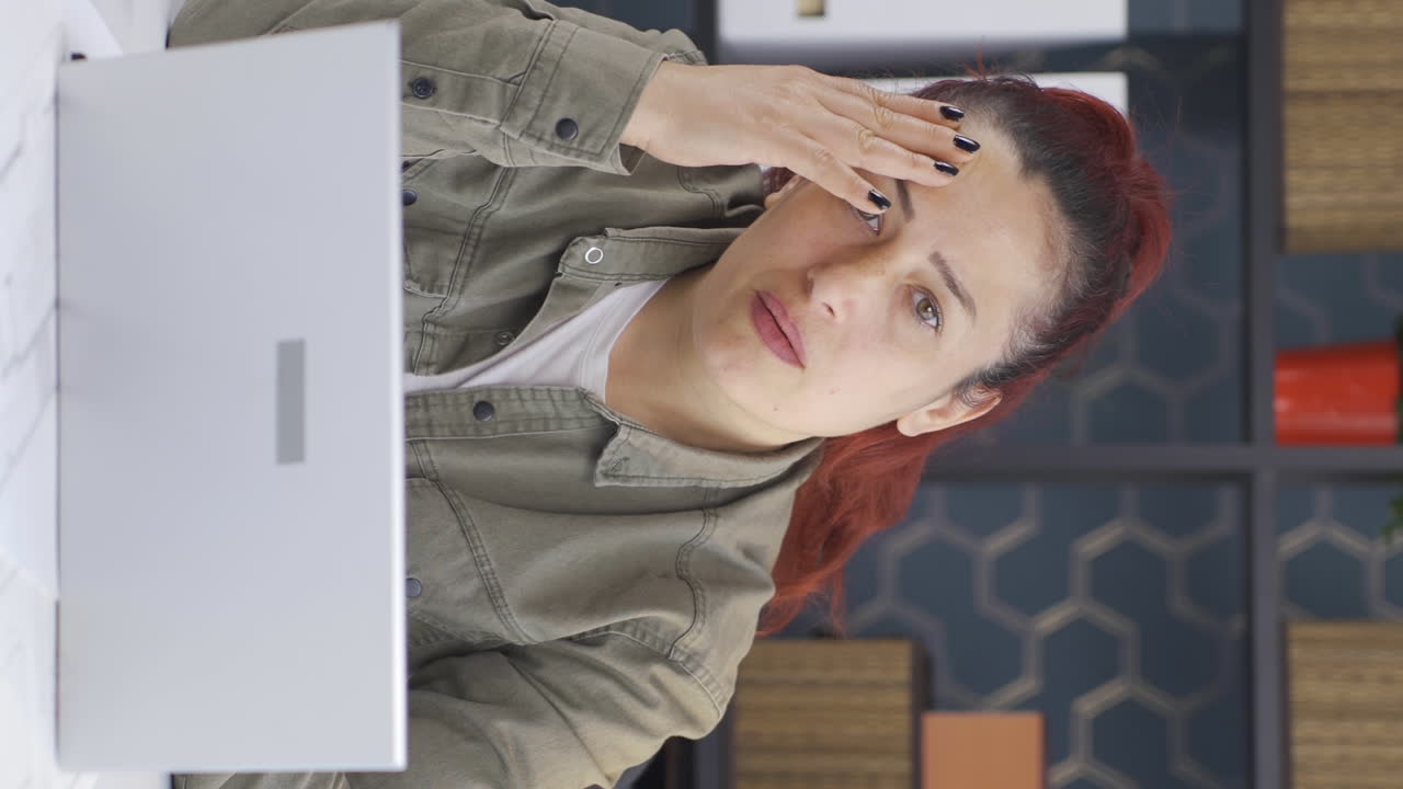 video vertical del retrato de una mujer de negocios preocupada.