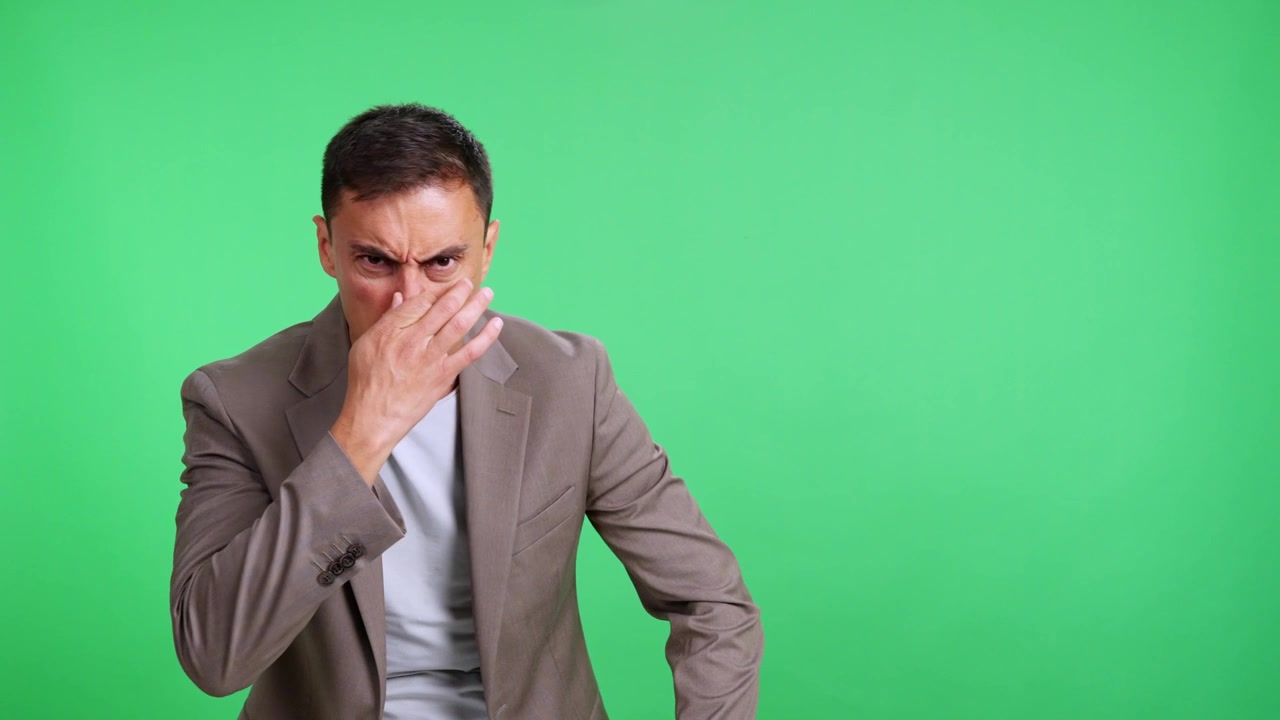 Uomo caucasico che fa una smorfia per un cattivo odore.