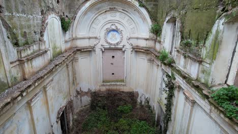 Esta-Es-La-Capilla-Abandonada-Reale-Del-Demanio-Di-Calvi-En-Caserio-Reale,-Un-Pequeño-Pueblo-En-Las-Afueras-De-La-Provincia-De-Caserta-En-Italia