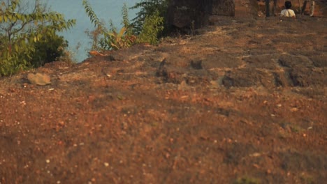 Ruinas-De-La-Fortaleza-Costera-De-Goa-Con-Una-Mujer-Visitando