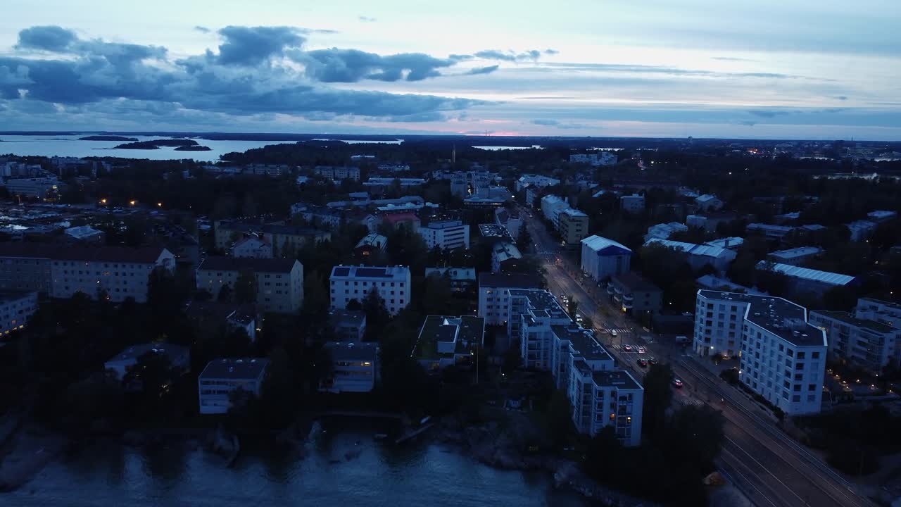 길거리 램프가 갑자기 어두워지면 헬싱키 플라이오버에 불이 켜집니다.