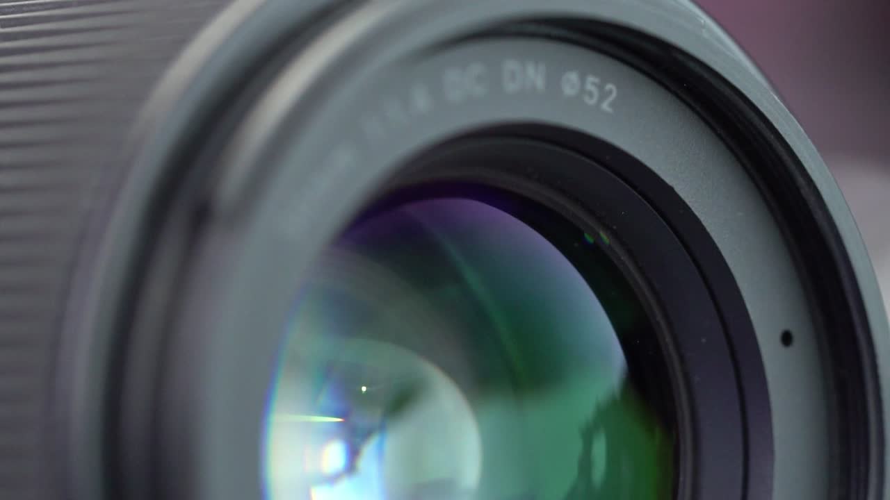 Close-up de uma lente de câmera moderna com rosca de filtro de 52 mm