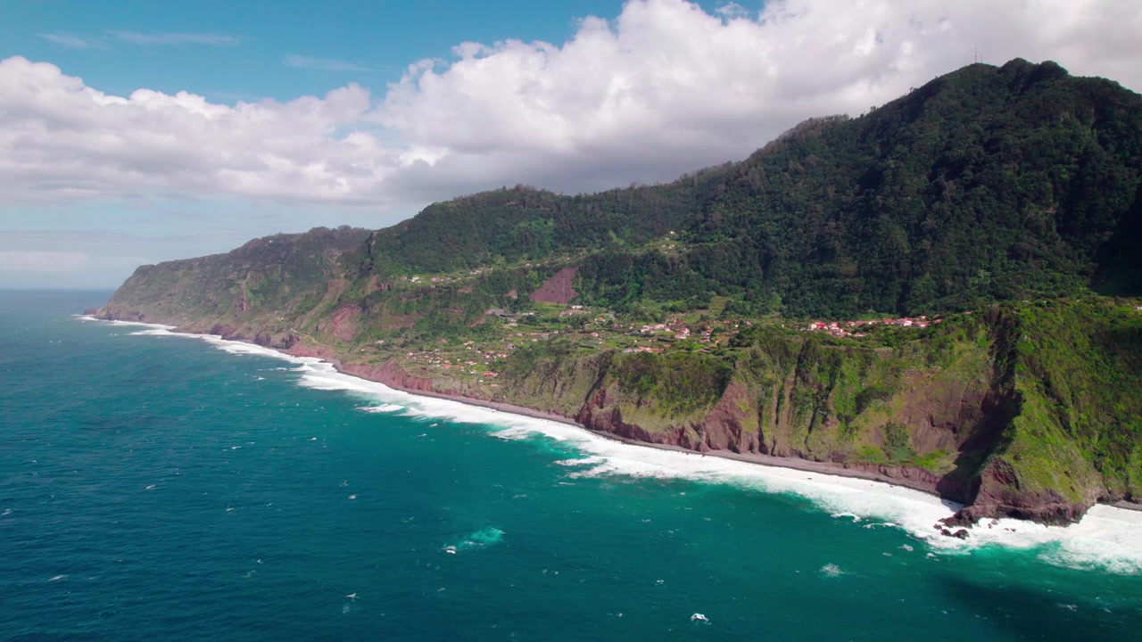 Costa Frastagliata e Montagne Vulcaniche dell'Isola di Madeira, Portogallo. Ampia Ripresa Aerea.