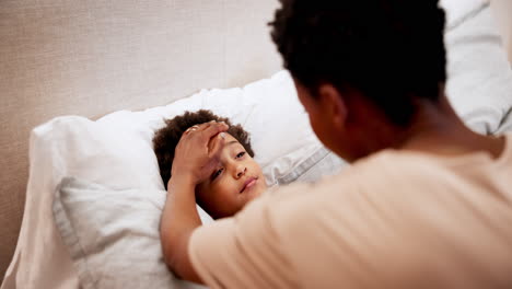 Fiebre,-Niño-Y-Mujer-Para-Atención-Médica-En-La-Cama