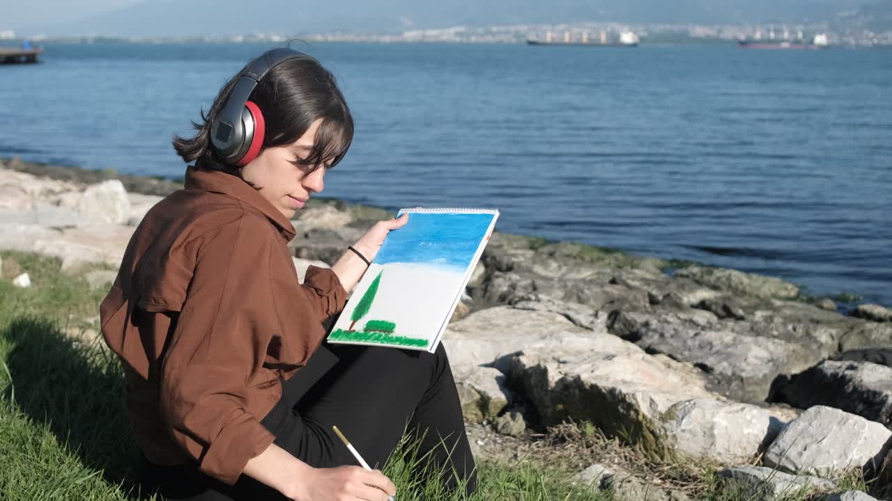 그림 을 그리고 음악 을 듣는 것