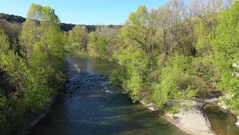 Schöner-Fluss-Im-Wald-Frankreich-Herault-Occitanie-Sonniger-Tag-Antenne