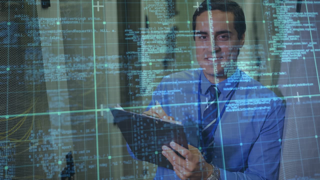 animación del procesamiento de datos sobre feliz hombre biracial haciendo notas