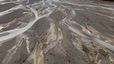 Impresionante-Paisaje-Del-Delta-Del-Río-Tasman-Dirigido-Al-Lago-Pukaki,-Alpes-Del-Sur