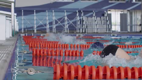 Swimmers-swimming-into-the-pool