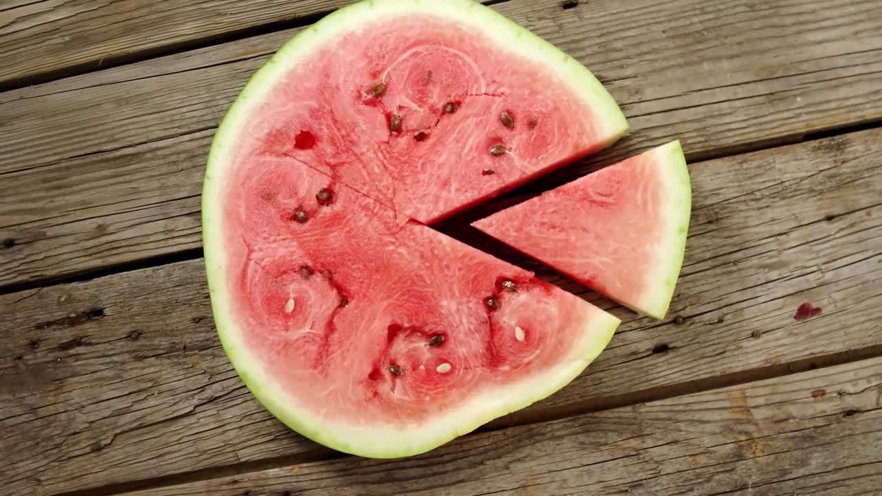 trozo de sandía separado de la rebanada