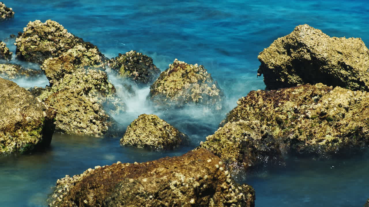 navegar en las rocas - piedra roja sobre un fondo de mar azul 4k timelapse video