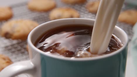 Leche-Vertida-En-Una-Taza-De-Café-Con-Galletas-2000-Fps-Fantasma