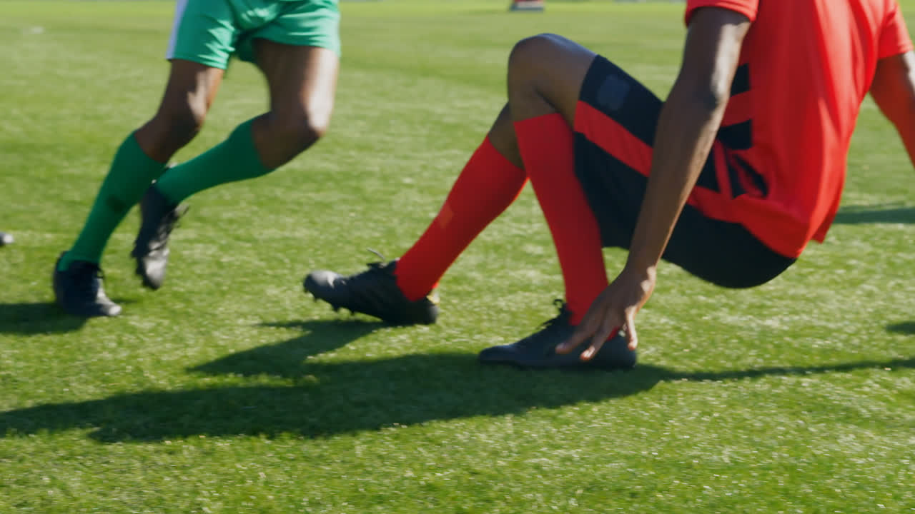 축구 선수 들 이 경기장 에서 연습 하고 있다 4k