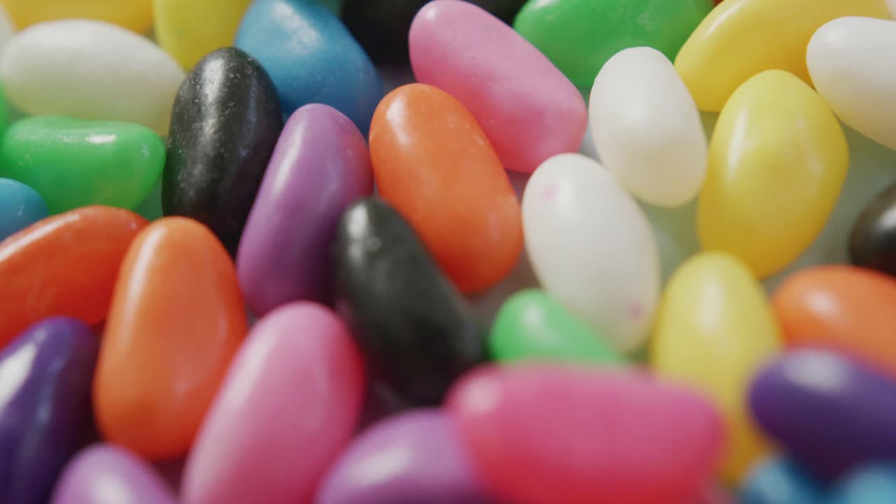 video de primer plano de varios dulces multicolores de fondo